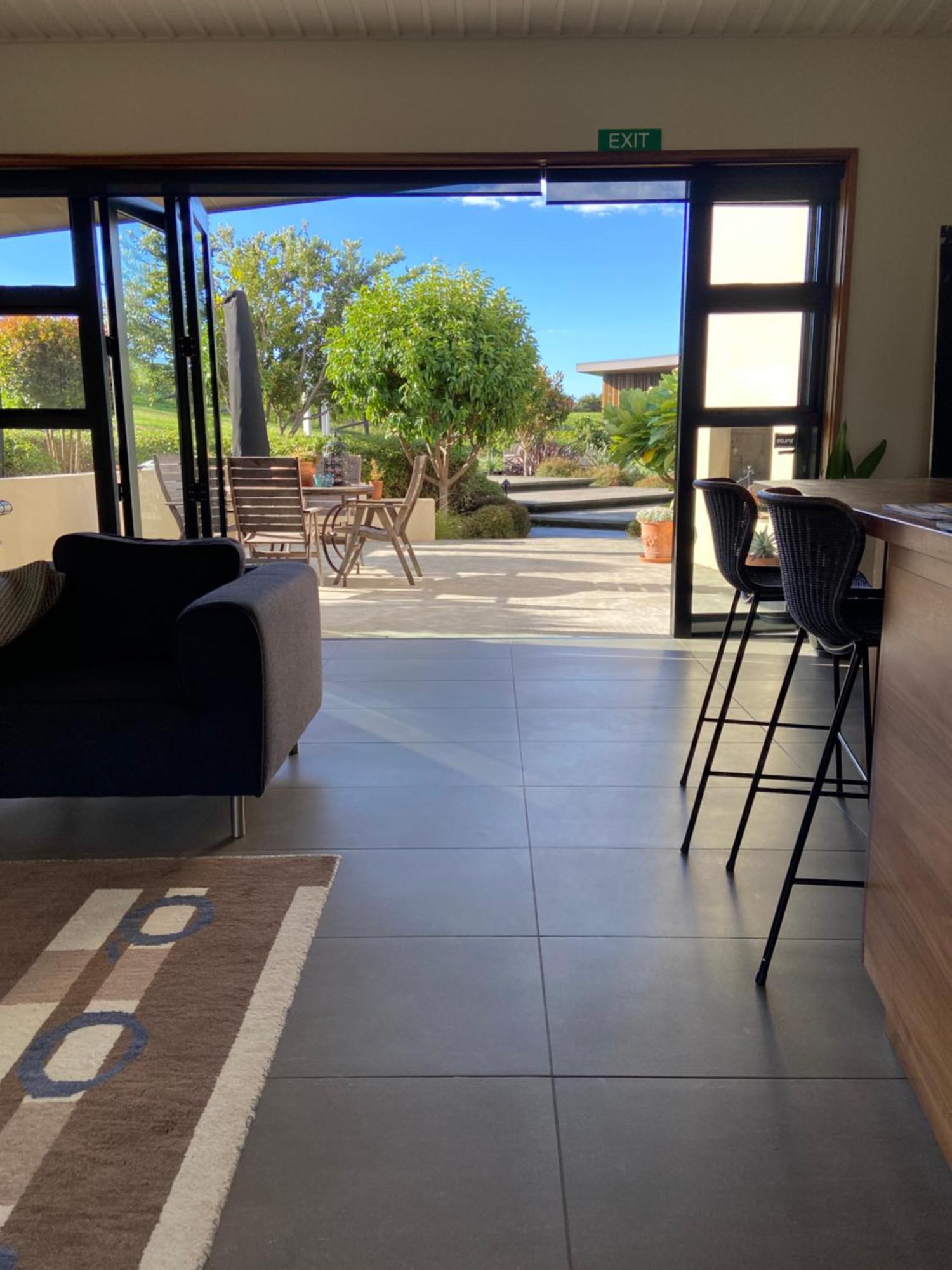 فندق La Bodega Waiheke Island Surfdale المظهر الخارجي الصورة